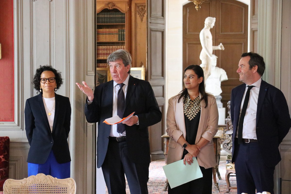 AcAmiens's tweet photo. Le domaine de Chaalis, le recteur @MullerRaphal4 et la @Cite_educ_Creil ont signé hier une convention de jumelage qui vise à offrir à l’ensemble des élèves, des enseignants, des partenaires éducatifs et des parents un accès privilégié à la culture et au patrimoine ✍️ https://t.co/k5TiReCzGO