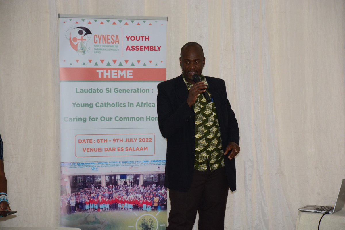 CYNESA's tweet photo. Dr. @romanot200 of @SEIresearch Africa giving his keynote speech,  expounded on the role of SEI in Africa and opportunities present for the Youths.
Photo credits: @Lawrencenzuve https://t.co/hwpjtQFibQ