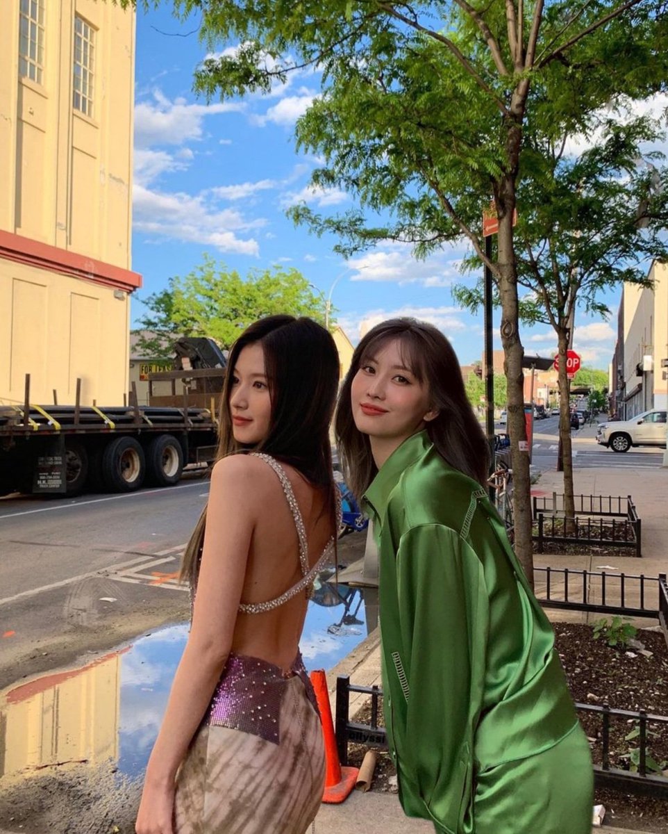 ollyssi's tweet photo. momo and sana 🙈🙉🙊 https://t.co/gnImlSI2rn