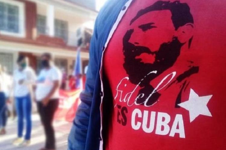 Mi pulover, mi corazón, mi pensamiento y mi actuación  COMUNISTA.
#Cuba
#CubaPorLaPaz 
#PorGranmaLoMejor 
<a href="/CapoNapoles/">Yanaisi Capó Nápoles</a> 
@EduardoLpezLey3 
<a href="/VladimirZambr15/">Vladimir Zambrano</a>