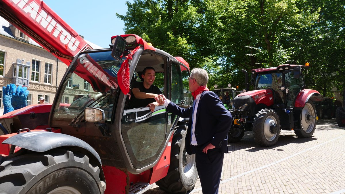 Zojuist vond op het Abdijplein een demonstratie plaats van de Zeeuwse boeren.🚜 Gedeputeerde Staten en Provinciale Staten ontvingen de boeren en gingen met hen in gesprek.