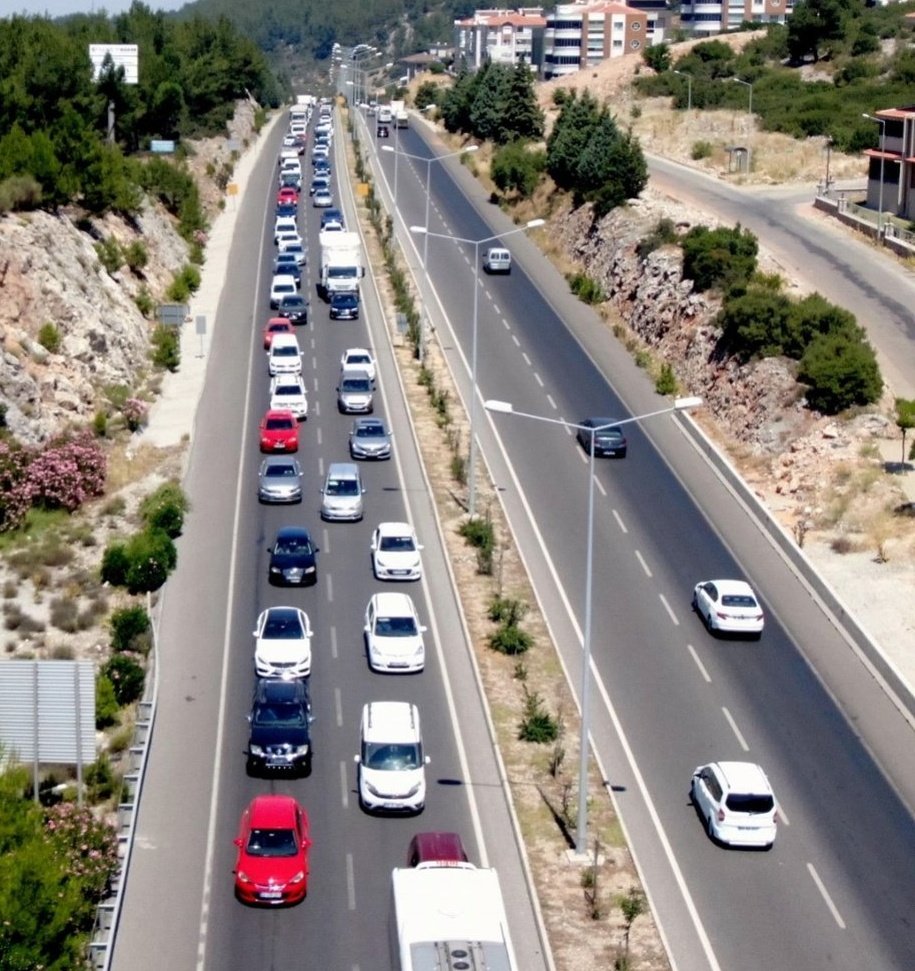 Sadece Muğla girişinde 5 km araç kuyruğu oluşmuş. 

İnsanımız açlıktan(!) nasıl tatil yapacağını şaşırıyor gerçekten.
