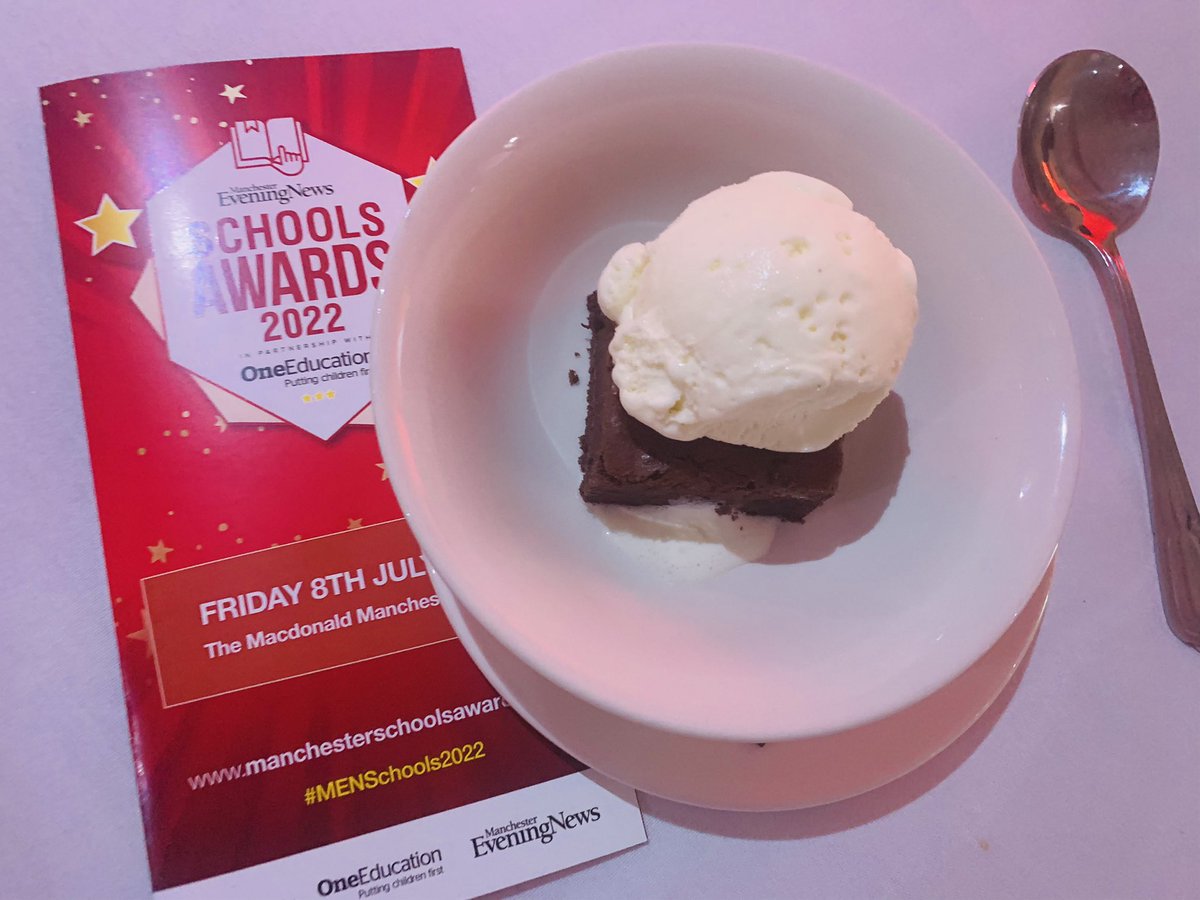 RachelFosterOE's tweet image. Ooh and desert went down very well on table 2 @_TheMHS #MENSchools2022 @SchoolsAwards @OneEducation