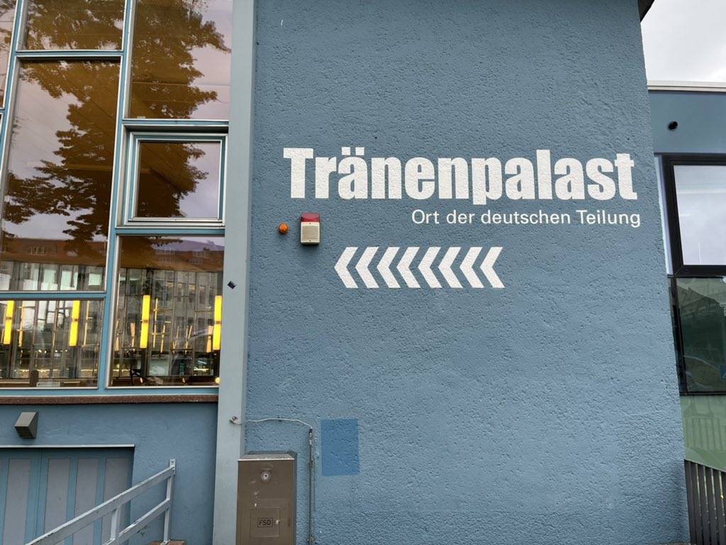 andmoeller's tweet photo. 24 Stunden politisches Teambuilding in Berlin: Mit @TRUMPF_News Kolleginnen &amp; @KFurtenbach @RaBerghausen @manuel_thomae im Jakob-Kaiser-Haus, auf der Besucherebene des Bundestags, zu Tisch mit MdB @SteffenBilger, im Tränenpalast — und finally @thelaend #stallwaechterparty🍻🥂 https://t.co/fHnF77zZ5J