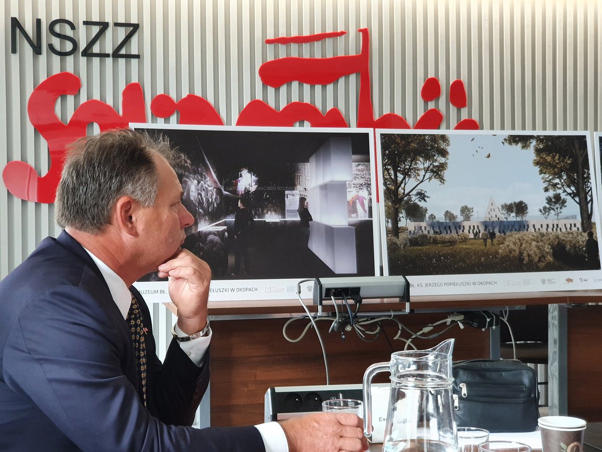 lukakudlicki's tweet photo. W 2023 r. ruszy budowa Muzeum Księdza Jerzego Popiełuszki we wsi #Okopy, rodzinnej miejscowości Patrona @Solidarnosc_. Stan zaawansowania prac przedstawił Mirosław #Nizio, autor koncepcji Muzeum, na forum Rady Fundacji "Dobro", powołanej przez Rodzinę błogosławionego kapłana. https://t.co/Cq1WHEckta