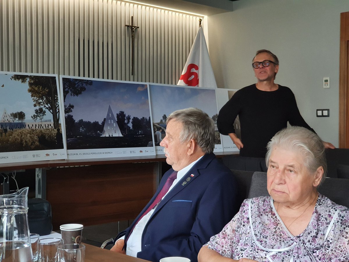 lukakudlicki's tweet photo. W 2023 r. ruszy budowa Muzeum Księdza Jerzego Popiełuszki we wsi #Okopy, rodzinnej miejscowości Patrona @Solidarnosc_. Stan zaawansowania prac przedstawił Mirosław #Nizio, autor koncepcji Muzeum, na forum Rady Fundacji "Dobro", powołanej przez Rodzinę błogosławionego kapłana. https://t.co/Cq1WHEckta