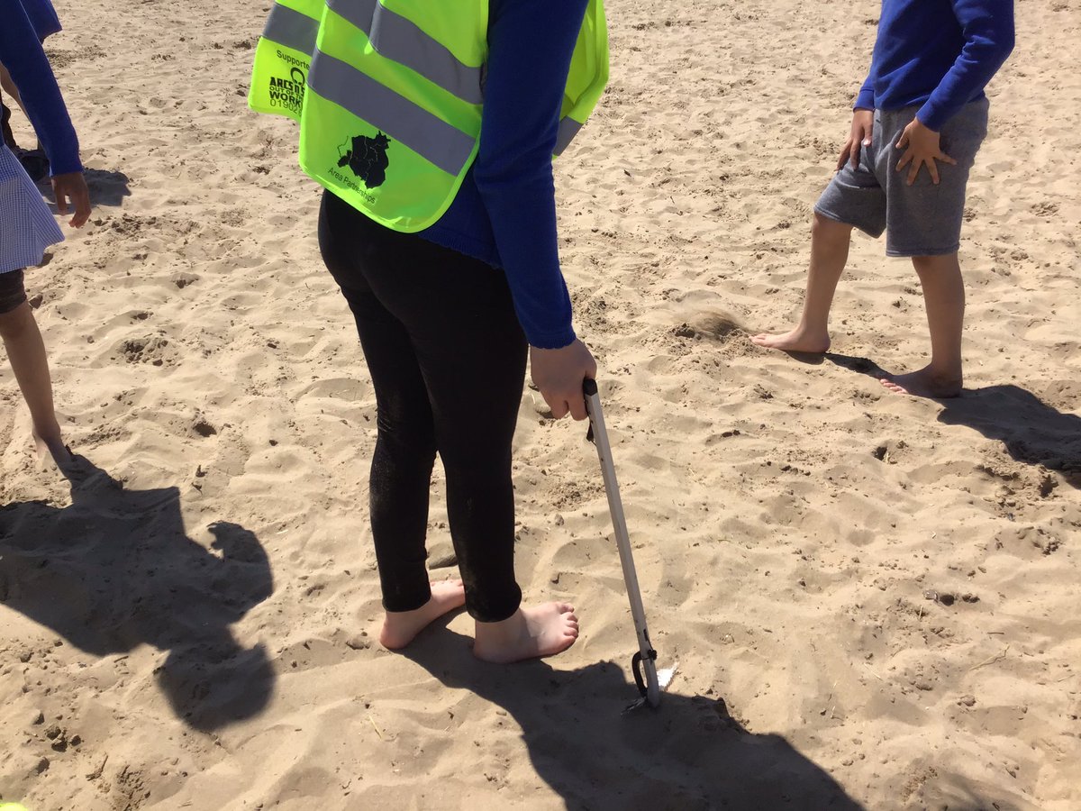 MissMole5's tweet photo. Year 4 litter picking at Weston beach yesterday as part of their learning challenge outcome 🗑 @DevonshireJun https://t.co/Qpwy3Y5ZH9
