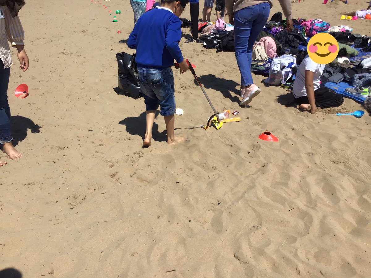 Year 4 litter picking at Weston beach yesterday as part of their learning challenge outcome 🗑 <a href="/DevonshireJun/">Devonshire Junior</a>