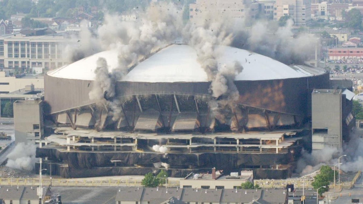 btdew's tweet photo. 21 years ago today
Many great memories at MSA.
At concerts, I remember thru the smoky haze, the clock hitting 7:14 and the crowd erupting!
#MarketSquareArena https://t.co/is54CbA96Q