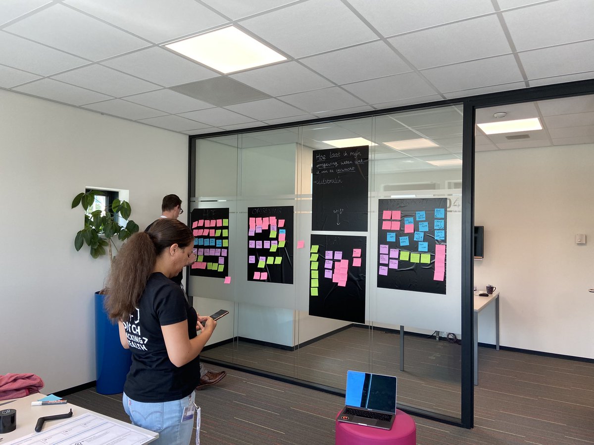 De deelnemers zijn flink aan het brainstormen! Ooit gehoord van de crazy 8 of disney methode? 🤯 De hackers hebben het inmiddels goed onder de knie!