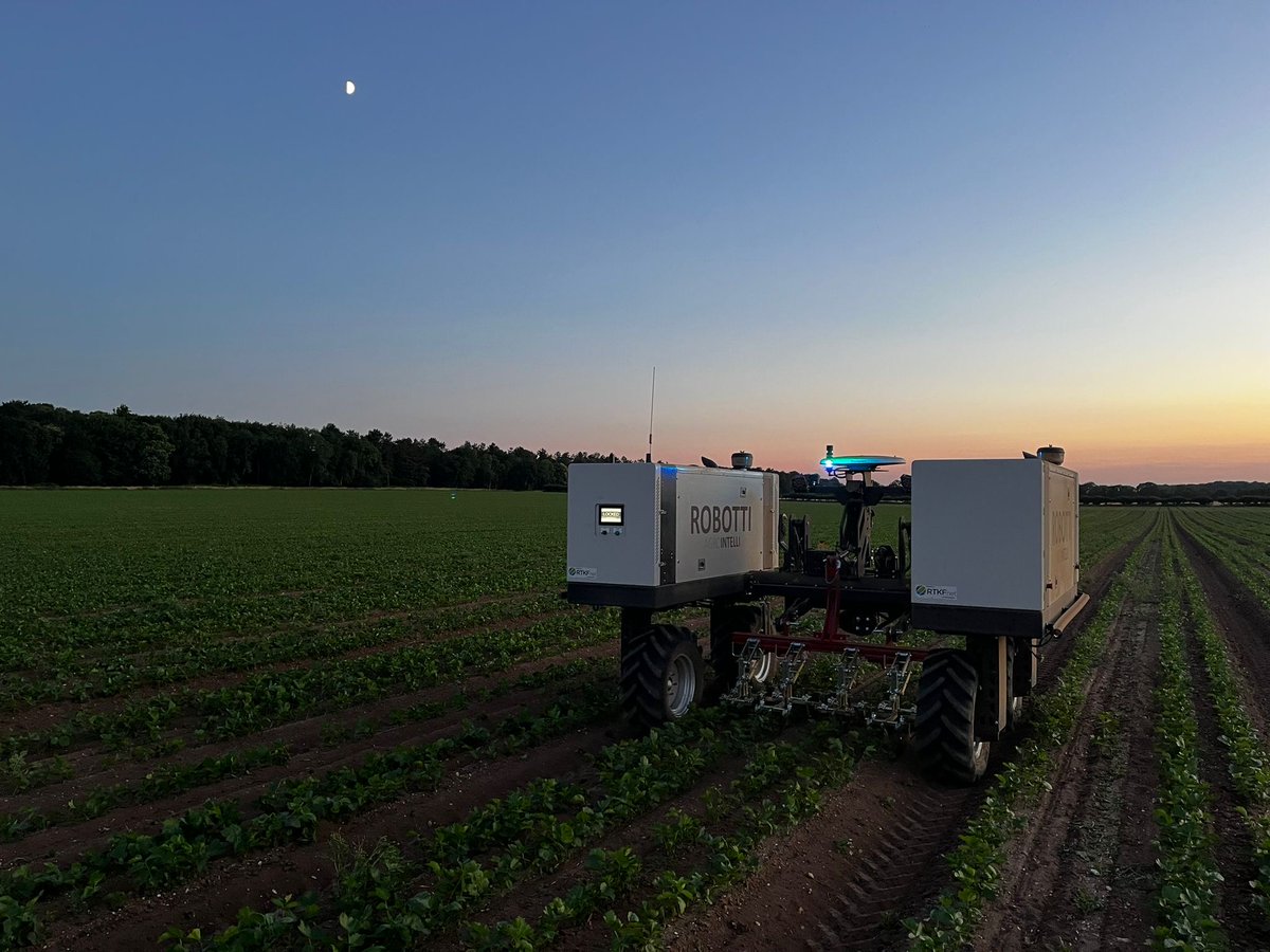 FrederickHiam's tweet photo. Red sky at night, robots delight! 🧡🌅
Our #ROBOTTI working into the night yesterday evening, hoeing parsnips on our site in Brandon.
AGROINTELLI
AutonomousAgriSolutions
#innovation #farming #agritech #agri #agriculture #farmers #futurefarming #farmingrobots #Suffolk https://t.co/9VtBFEGiu3