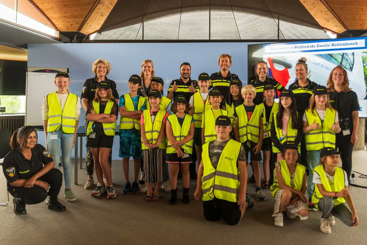 WA_ZwolleNoord's tweet photo. Afgelopen woensdag ontvingen deze politiekids hun diploma uit handen van Dorrit de Jong.Een mooie en leuke afsluiting waarbij de Kids een staande ovatie kregen. Politiekids gefelciteerd! Wij zijn trots op jullie!
#politiekids #holtenbroek #travers #jeud #talenten #gemeentezwolle https://t.co/yD59atZBco