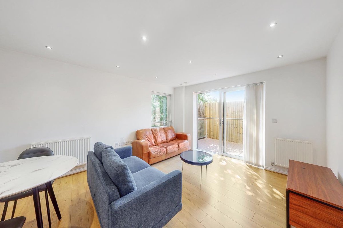 Beautifully presented 2 bedroom, 2 bathroom apartment with private garden and secure parking located in South Woodford. 
 
Full Details:
rightmove.co.uk/properties/124…