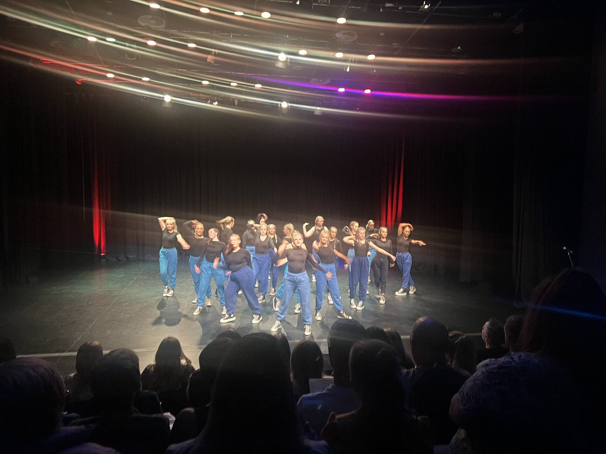 HeadteacherDcc's tweet photo. Year 6 students began their 2nd Induction Day at DCC watching some of our KS3 performers from our Performing Arts Showcase in action. #DCC #DCCTalent #DCCStudents #DCCFusion #DCCDance #DCCDrama #DCCMusic #DCCInductionDay #Year6 #InductionDay #DCCClassof2027 https://t.co/fdViZZiXMK