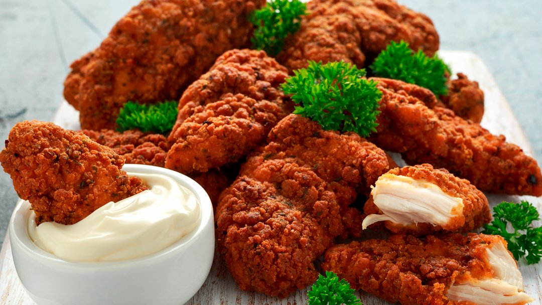 Bora junto com Kitano preparar um frango empanado com iogurte? A receita completa está lá no site e é fácil de fazer, acesse o link para conferir: bit.ly/3yLaavU