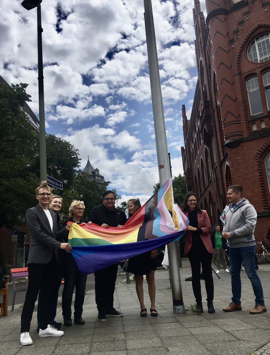 Am heutigen #Flaggentag weht erstmal neben #Regenbogen- und #MayorsForPeace- auch die #IntersexInclusivePrideFlag vor dem Rathaus #Lichtenberg als Zeichen für Frieden, Toleranz und Vielfalt.