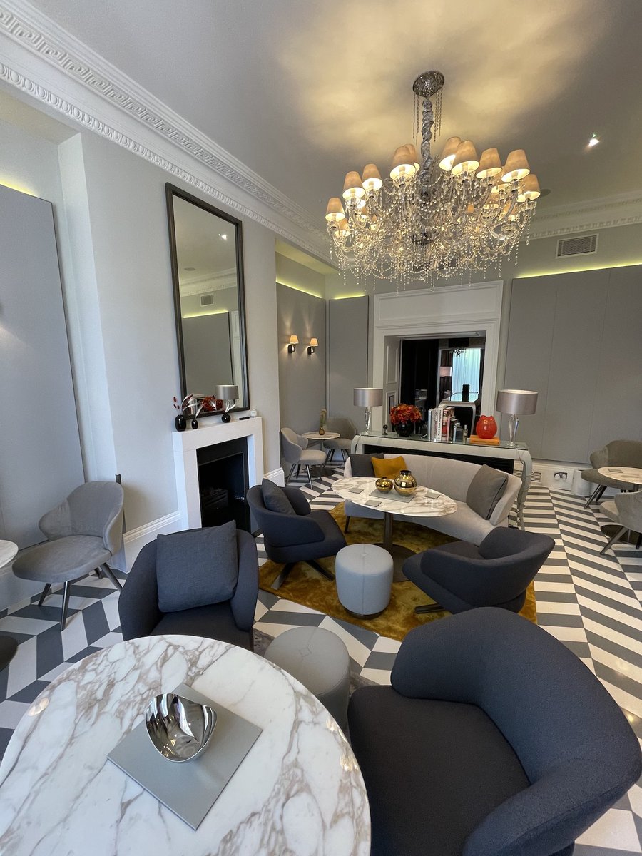 ESquareHotel's tweet photo. It's nearly the weekend and Summer is here! Book your Summer city break to London with 15% off when you enjoy our Summer special offer. ☀️ Find full details, or book, at: https://t.co/uzXPY8UUeT #LetsDoLondon #VisitLondon https://t.co/R2oW2hPUUV