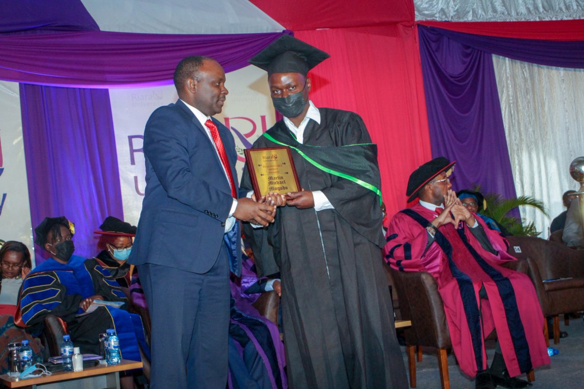 KENIAupdates's tweet photo. 2/2
During the ceremony, Dr. Tonny Omwansa presented the Innovators Merit Award to outstanding student innovators. @RiaraUniversity's motto is 'nurturing innovators' and KeNIA is committed to support entrepreneurship in universities, colleges and TVETs. #BeyondTenacity https://t.co/vPhf5VjF2l