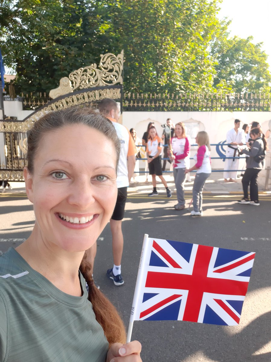 Amazing privilege to watch the #QueensBatonRelay this morning in #Gravesend!

#CommonwealthGames2022 
#QBR2022 @visit_gravesend <a href="/GravesendTCM/">Town Centre Manager for Gravesend</a> <a href="/graveshambc/">Gravesham Council</a> <a href="/VisitKent/">Visit Kent</a>