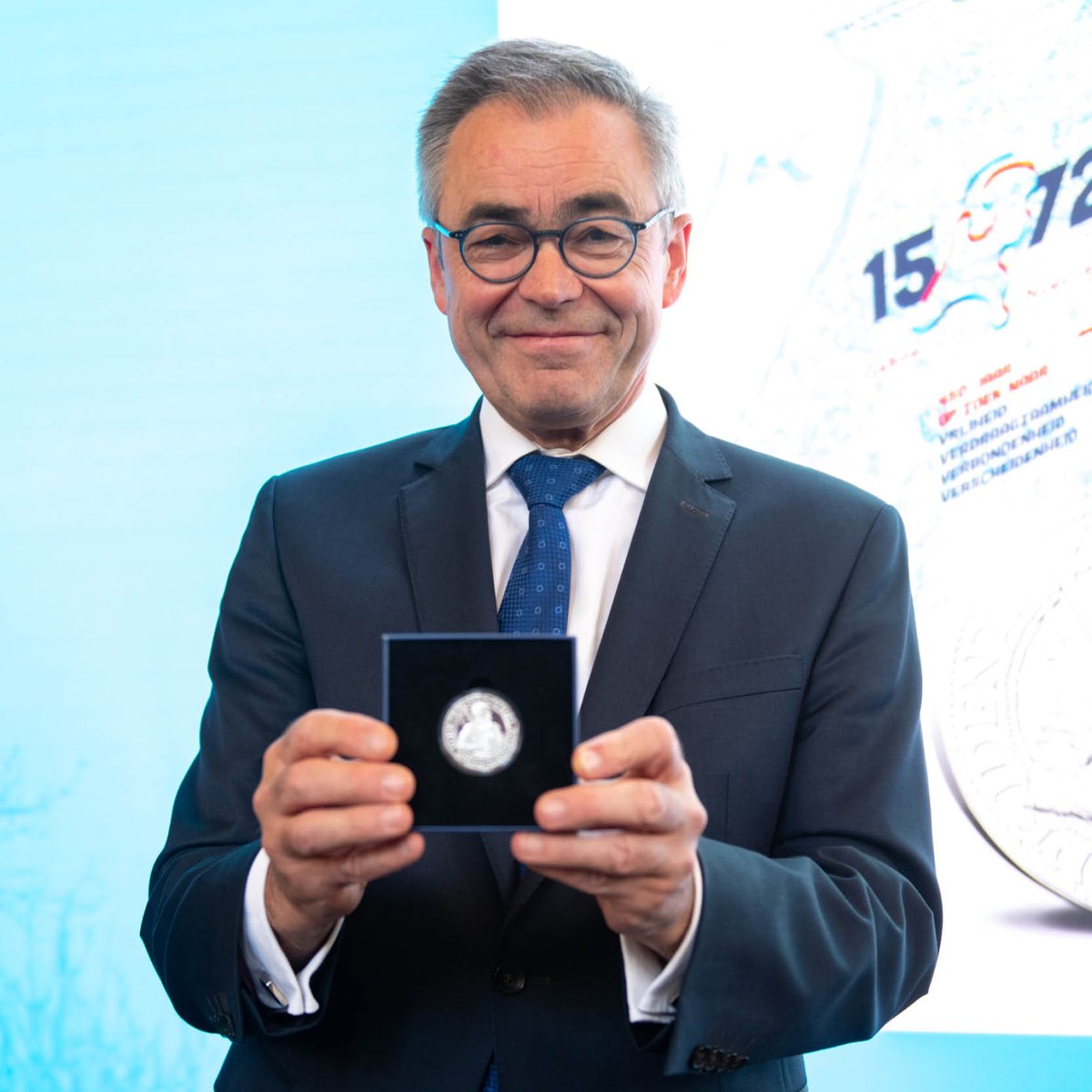 Royal Dutch Mint (@royaldutchmint) on Twitter photo De burgemeester van Haarlem heeft vandaag de ceremoniële herslag van de #prinsendaalder uitgevoerd. De Koninklijke Nederlandse Munt brengt de herslag eenmalig uit in 4 uitvoeringen. Nu verkrijgbaar op knm.nl/geboortevanned…! <a href="/geboortevan_nl/">Geboortevannederland</a> <a href="/haarlem/">haarlem</a> <a href="/GemDordrecht/">Gemeente Dordrecht</a> De burgemeester van Haarlem heeft vandaag de ceremoniële herslag van de #prinsendaalder uitgevoerd. De Koninklijke Nederlandse Munt brengt de herslag eenmalig uit in 4 uitvoeringen. Nu verkrijgbaar op knm.nl/geboortevanned…! <a href="/geboortevan_nl/">Geboortevannederland</a> <a href="/haarlem/">haarlem</a> <a href="/GemDordrecht/">Gemeente Dordrecht</a>