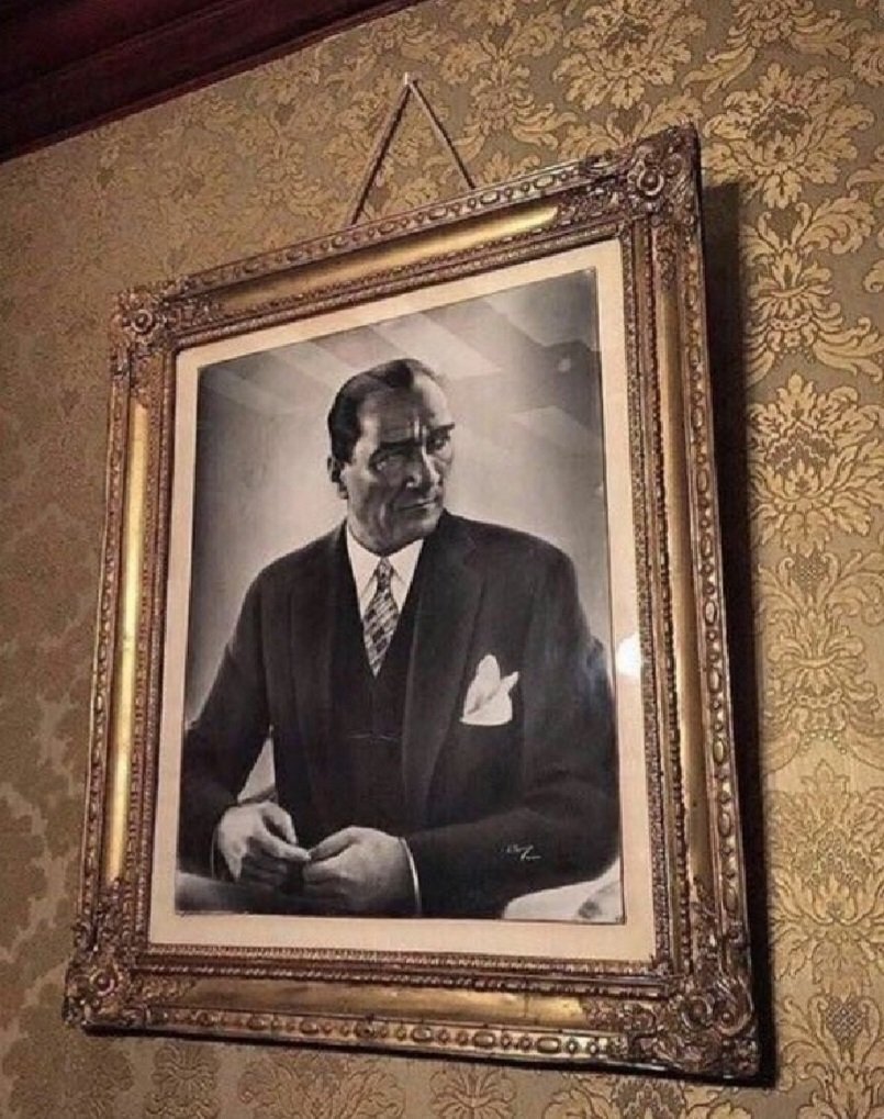 Sen, çivisi çıkmış bu dünyada, duvara asılan en güzel fotoğrafsın.