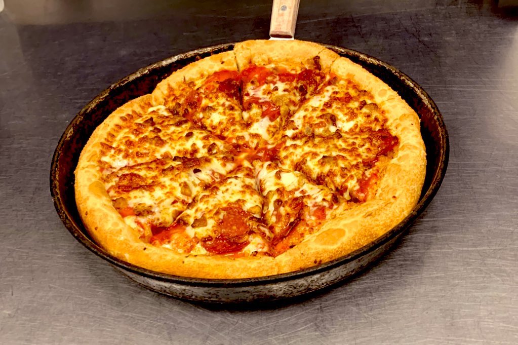 MurrayMrB's tweet image. It’s #FreePizzaFriday! 🍕 Hit that RT button for your chance to win a free large one topping from Mister B’s! Must follow to win.