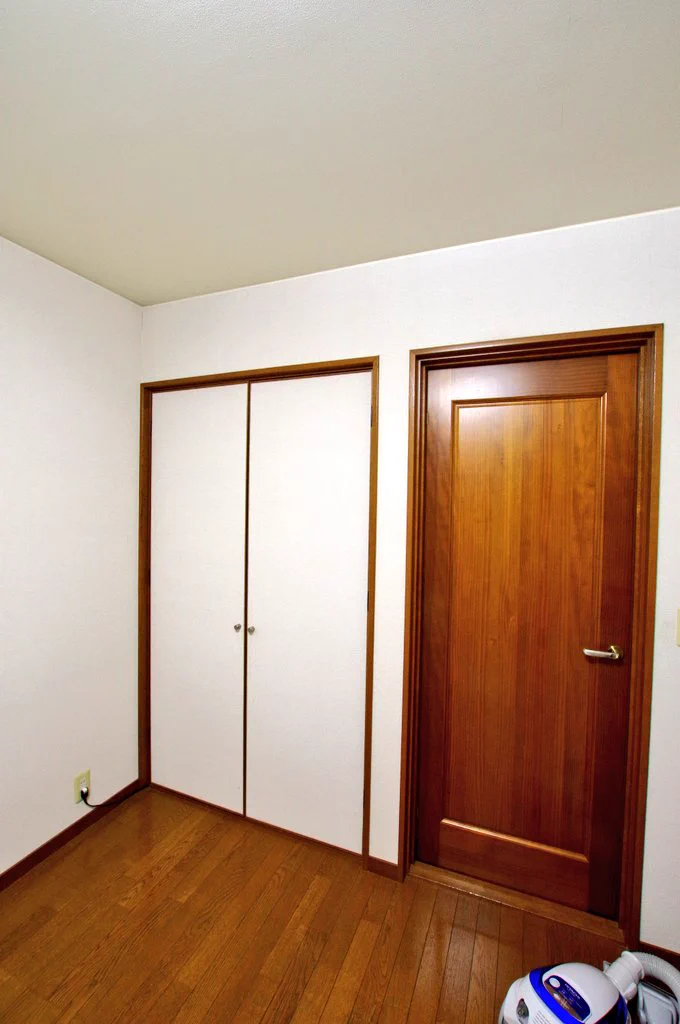 これが最適解！扉を開くと模型作業ができる机が登場！