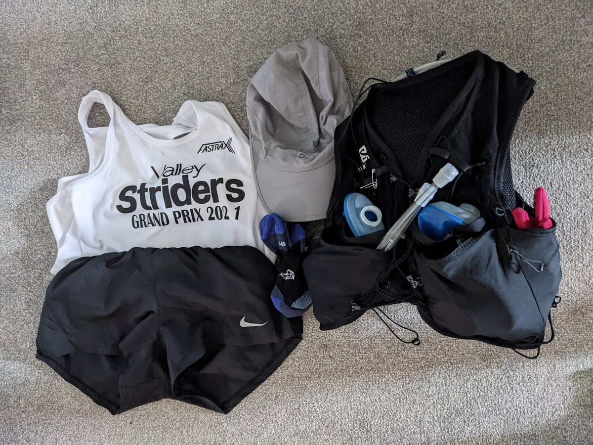 Sarah_Shanks_'s tweet photo. Getting ready for the big day tomorrow. Let's hope all the training has paid off and I can enjoy the Lakeland hills in the heat for 55km.
Fell runs are definitely becoming my favourite types of races.
#bringiton
#FirstUltra
@ValleyStriders https://t.co/1e7dMr9KbZ