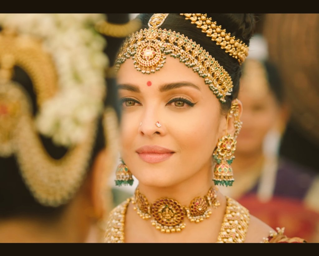Totally awestruck by the awesome teaser of #PonniyinSelvan 
The grandeur, the beauty and the Amazing vfx in the #PonniyinSelvanTeaser 
And also watching #AishwaryaRaiBachchan after a long time...treat to the eyes
Totally worth it 👌
