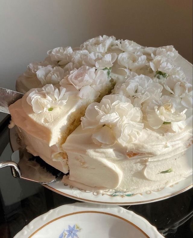 sweetxdessert's tweet photo. vanilla floral cake 🍰 https://t.co/Vil2j8d6Ln