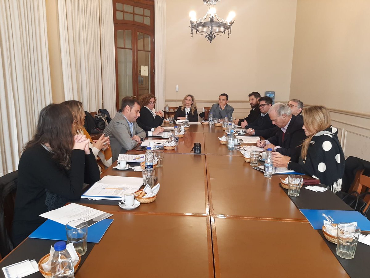 Recibimos a los integrantes de la Mesa de Diálogo Provincial de Promoción del #Comercio y #Consumo el encuentro fue presidido por el Sec. de Comercio Interior de la Prov. de #SantaFe <a href="/JMAviano/">Juan Marcos Aviano</a> bit.ly/3yNxwBh