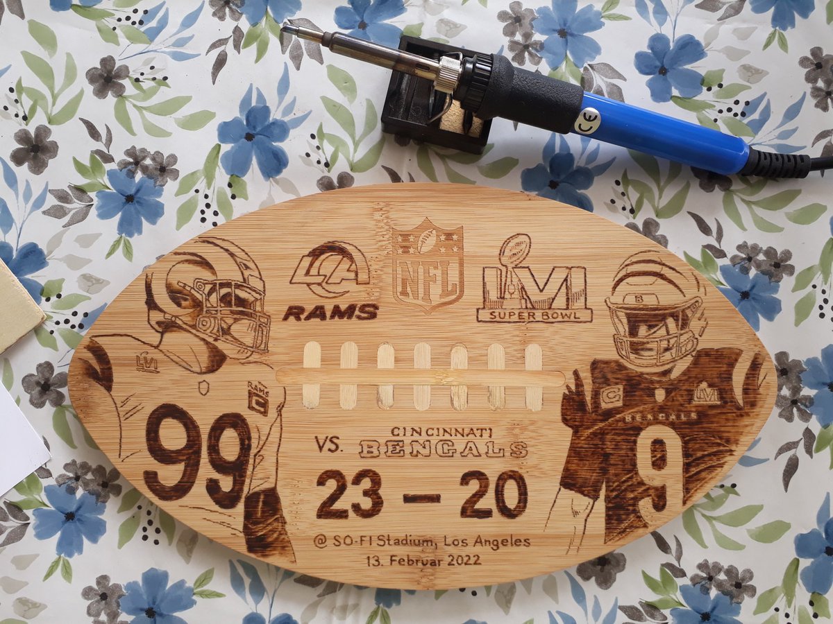 tillfelix's tweet photo. This one turned out pretty good 🤩
#woodburning #superbowl @RamsNFL @Bengals #RamsHouse (Board purchased @ALDINord_Presse 😎) https://t.co/Dus33Vv9AF