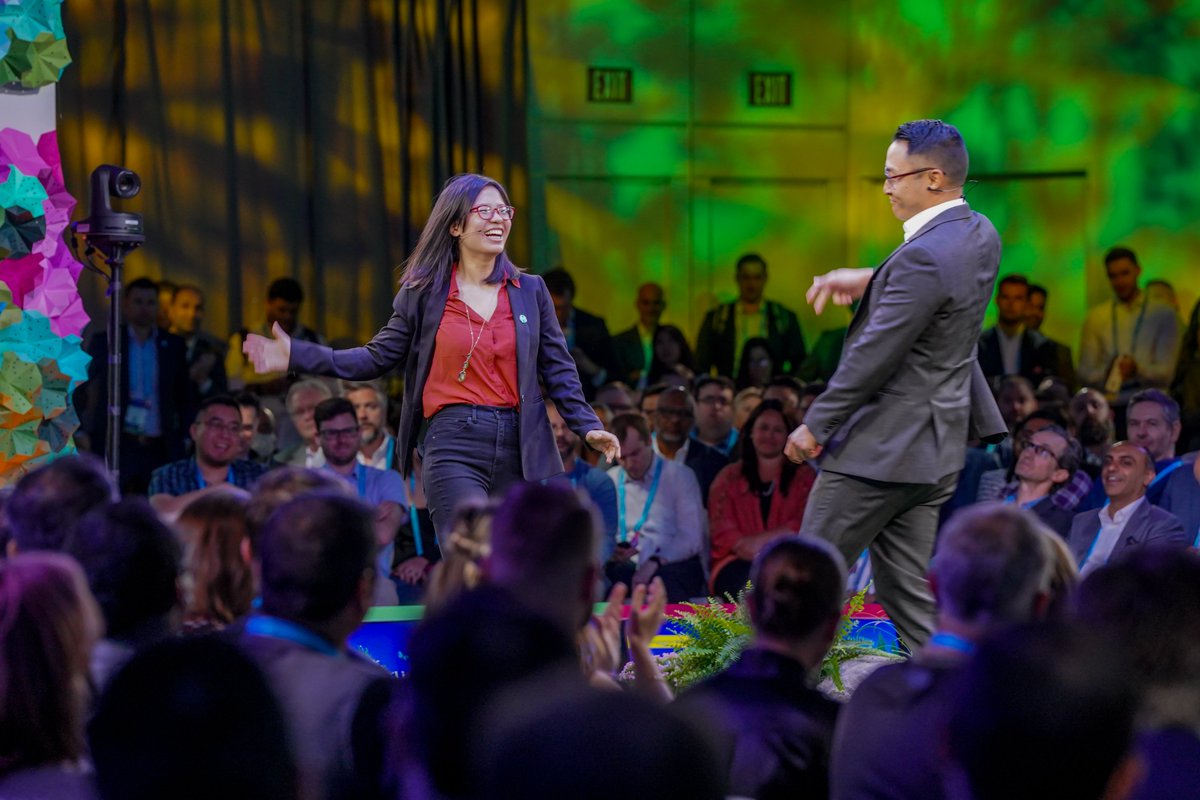 MuleSoft's tweet photo. Caption this epic #MuleSoftCONNECT moment 👇

Check out our latest product releases here: https://t.co/hcBBXi08C6 https://t.co/gt7xIw4CEv