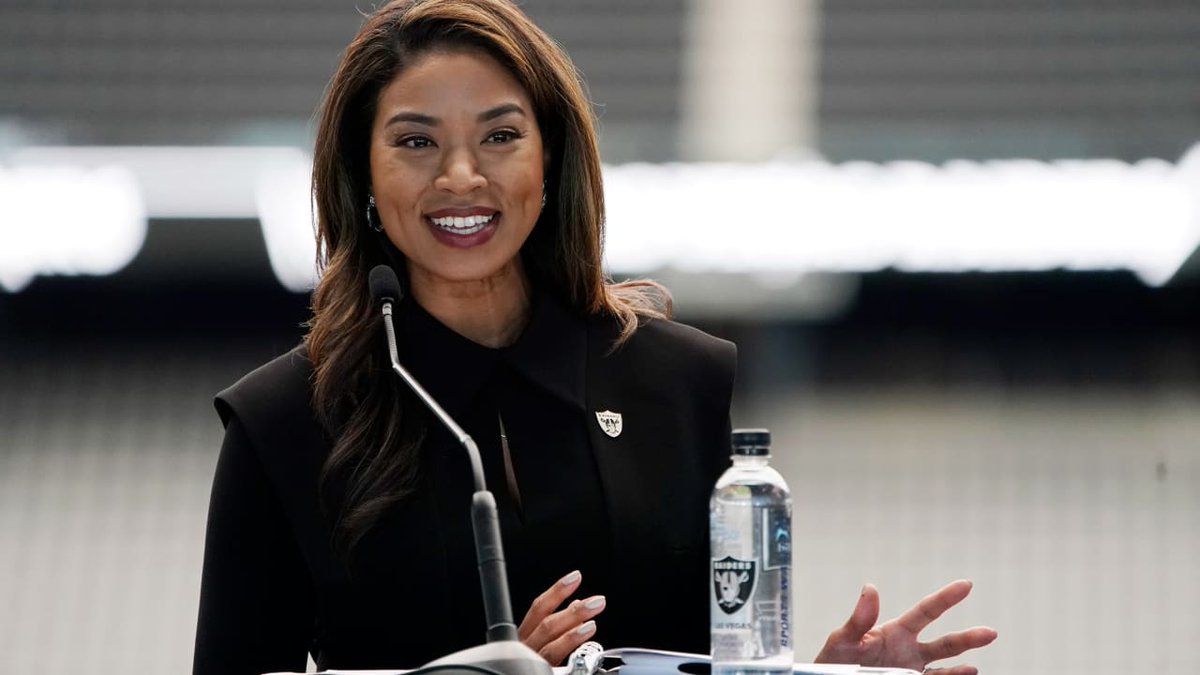 rorosocial's tweet photo. Hi Rowers 🚣

Sandra Douglass Morgan, the first black female team president in the NFL, has been hired by the Las Vegas Raiders 🎉🎉🎉
📸 NFL

#SandraDouglassMorgan #LasVegas #Vegas #LasVegasRaiders #Raiders #RaidersFan #NFL #Football #BlackIsBeautiful #RoroSocial https://t.co/8c8MLjxX8X