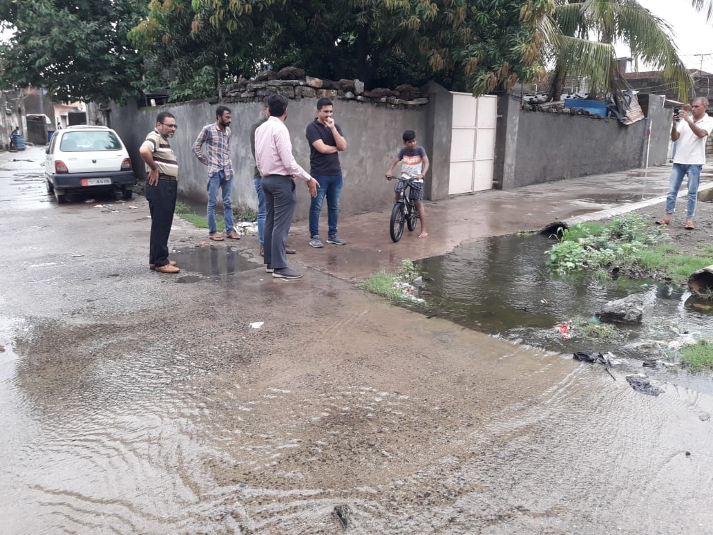 Visited low lying areas of Khambhalia and Salaya Nagarpalikas.  Interacted with the citizens and necessary instructions were given to the concerned officials. <a href="/pkumarias/">Pankaj Kumar</a> <a href="/COLLECTORDWK/">Collector Devbhumi Dwarka</a> <a href="/CMOGuj/">CMO Gujarat</a>