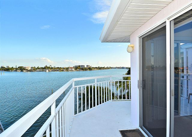ResortRentalsUS's tweet photo. ☀️ This beautifully renovated, 2 bedroom / 2 bath, top floor waterfront condo is simply gorgeous! Learn more at: https://t.co/pgdDdEFTVV #ResortRentals #TreasureIsland #VacationRentals #FloridaCondos #Summer #FamilyTravel https://t.co/PxIGpsSL4x