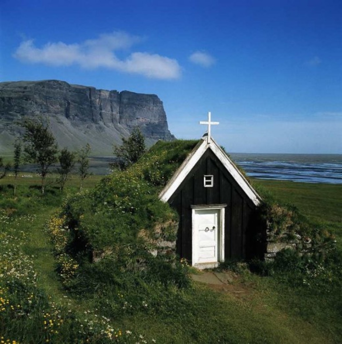 HotelEdda's tweet photo. Skammt vestan við Lómagnúp stendur bænhúsið á Núpsstað. Þetta litla torfhús var reist um miðja 19. öld og friðlýst árið 1930. https://t.co/POmcoojBus