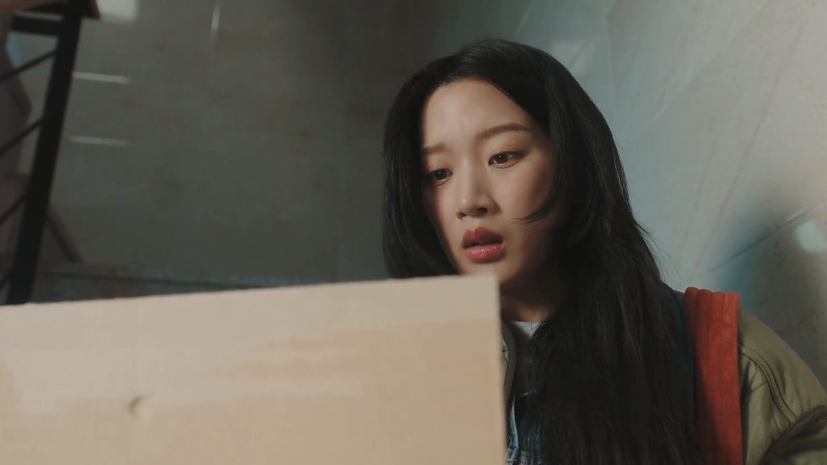 kdramadaisy's tweet photo. she received the gifts again?? after throwing them out few times?? after he died?? how
#Link 
#LinkEp2 https://t.co/6PbCW1c2jI