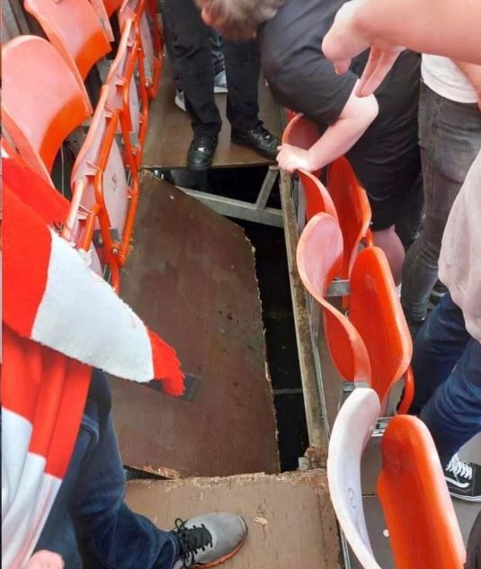 Awaydays23's tweet photo. A Sligo Rovers fan fell through the stand at their game against Bala Town yesterday https://t.co/3hUFvvD4Fb