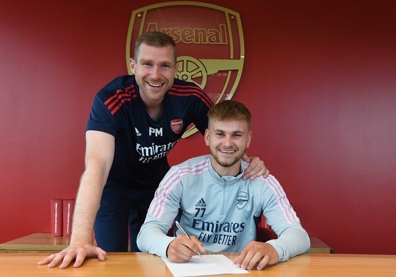 Very happy to have signed my first professional contract @arsenal. Proud moment for me and my family. The hard work continues 🔴⚪️