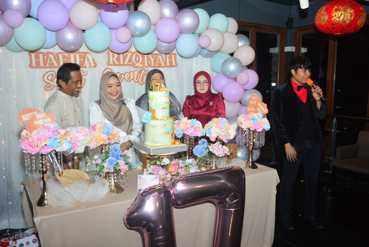 Hamkahamied's tweet photo. Keseruan Birthday Party
Sweet Seventeen
Hafifah Rizqiyah. https://t.co/uhLpzVatCW
