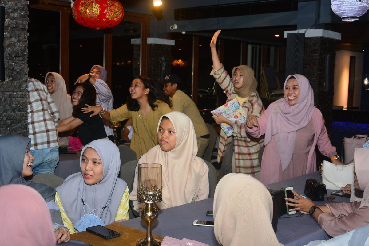 Hamkahamied's tweet photo. Keseruan Birthday Party
Sweet Seventeen
Hafifah Rizqiyah. https://t.co/uhLpzVatCW