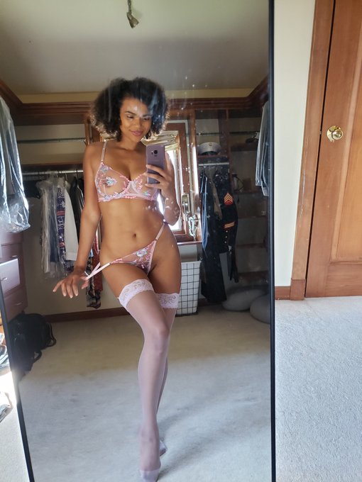 Do you want to come lend me a hand?  I'll be on my OF waiting! https://t.co/Dn0xqzNqhQ<a href="/tag/cummingsoon"class="tags"><span>#cummingsoon</span></a>