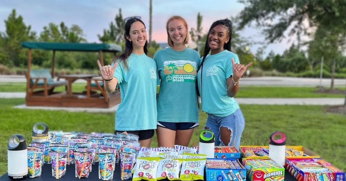 fgcu's tweet photo. What a fun time at @fgcu_pb's movie night! 🎥🍬😃 https://t.co/fCC5fzDPcw