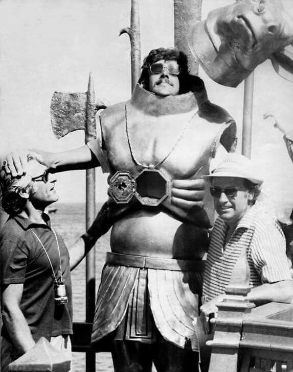 #FlashbackFriday to when a pre-Chewbacca Peter Mayhew portrayed the large-scale Minaton to complement Ray Harryhausen's stop-motion version of the monster in Sinbad and the Eye of the Tiger (1977). 

#Sinbad #PeterMayhew #Minaton https://t.co/2FVETHKuFH