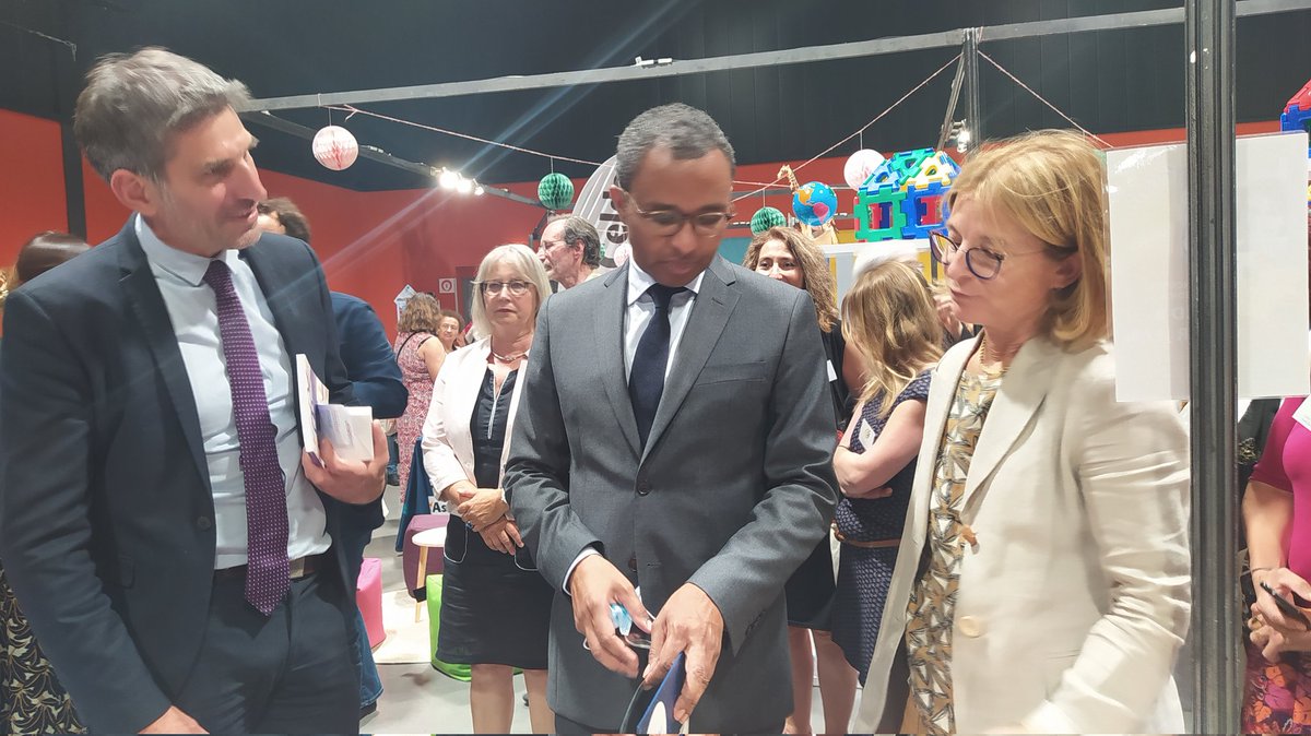 HoarauEmma974's tweet photo. #ageemboulazac2022
Quand l' @ageem24 reçoit le ministre de l'Éducation nationale et de la Jeunesse. 
Arrêt sur le stand du @reseau_canope 
Un grand honneur ! 
#boulazac #maternelle #ExtraClasse #formation https://t.co/2FAVPb7Gae