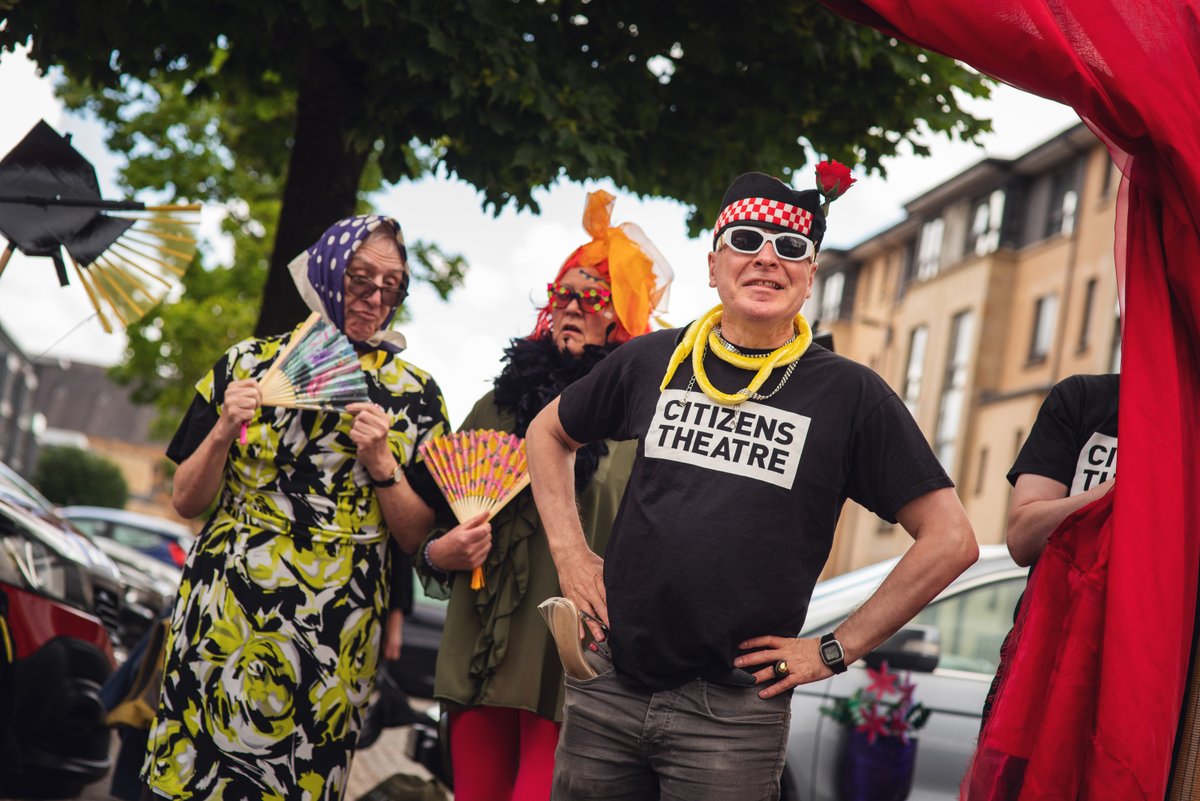 citizenstheatre's tweet image. The Community Collective performed a collection of theatrical sketches in their own pop-up theatre, out and about at the #BigGorbalsFair 🎭

This sociable drop-in group for people who share an interest in theatre will return for autumn on Friday 26 August. citz.co.uk/take-part/thea…