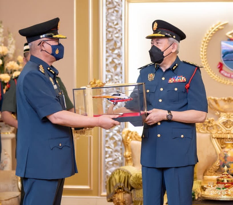 KP_bombaJBPM's tweet photo. 7.7.2022, Kota Kinabalu : Setinggi-tinggi penghargaan di atas perkenan TYT Tun Datuk Seri Panglima Haji Juhar bin Mahiruddin, Yang di-Pertua Negeri Sabah menerima pangkat kehormat JBPM dengan gelaran Ketua Pesuruhjaya Bomba (Kehormat) di Istana Seri Kinabalu, Sabah. https://t.co/XF0advsk75