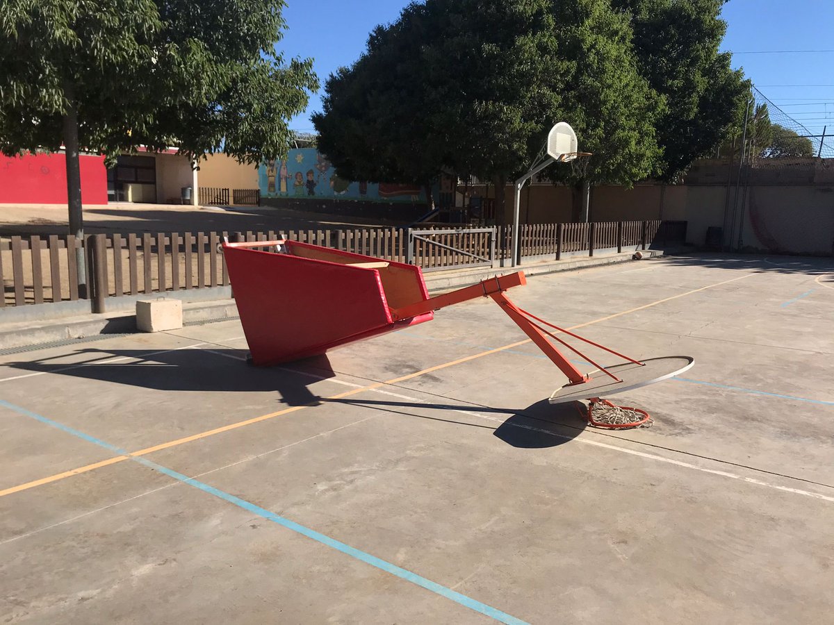 rogertp14's tweet photo. @VallsAjuntament Dimarts totes les torretes x terra i l’hort destrossat i arrencat, dimecres tot ple de pintades i avui, els nens i nenes del campus del @CBValls s’han trobat les cistelles d’aquesta manera. Fins quan hem de seguir amb aquesta gran proposta de “Patis Oberts”? @VallsAjuntament https://t.co/bDP5jqwTwv