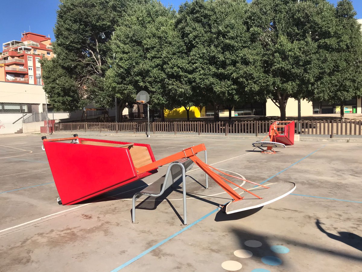 rogertp14's tweet photo. @VallsAjuntament Dimarts totes les torretes x terra i l’hort destrossat i arrencat, dimecres tot ple de pintades i avui, els nens i nenes del campus del @CBValls s’han trobat les cistelles d’aquesta manera. Fins quan hem de seguir amb aquesta gran proposta de “Patis Oberts”? @VallsAjuntament https://t.co/bDP5jqwTwv